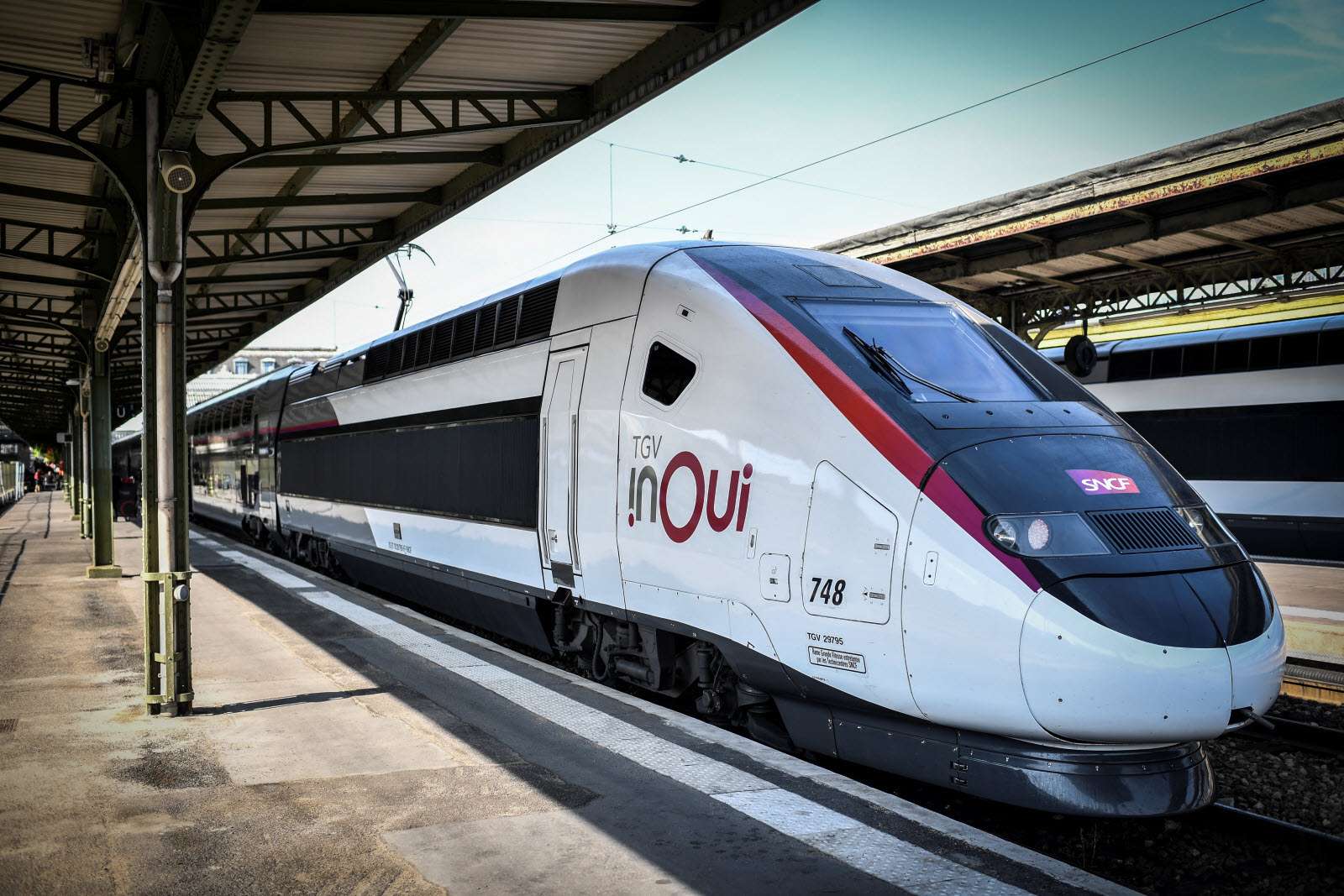 un-tgv-inoui-en-gare-de-lyon-a-paris-photo-stephane-de-sakutin-afp-1639387953